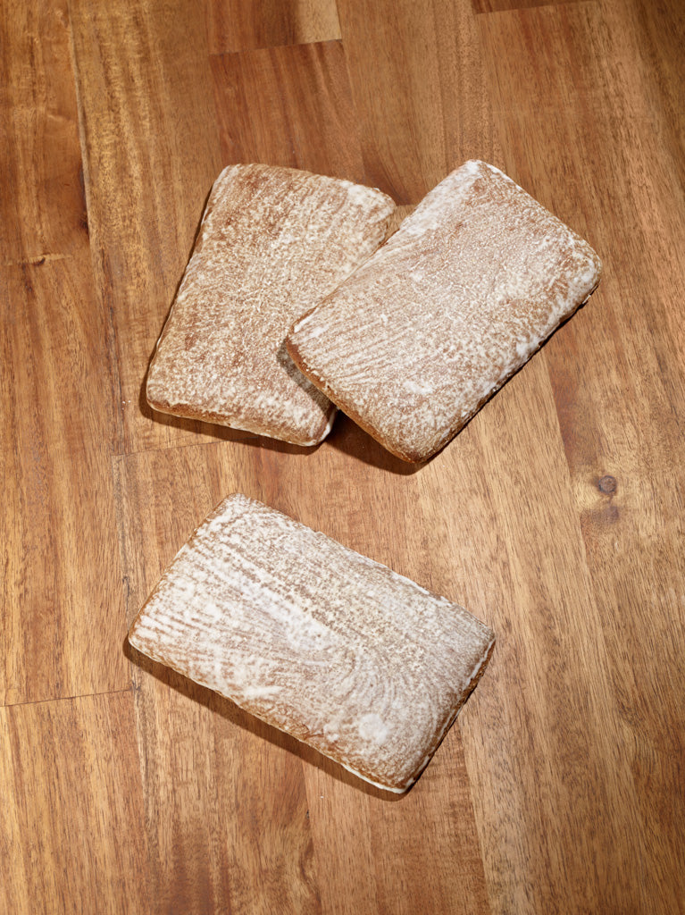 Leckerle (Gewürzkuchen) mit weißer Zuckerglasur