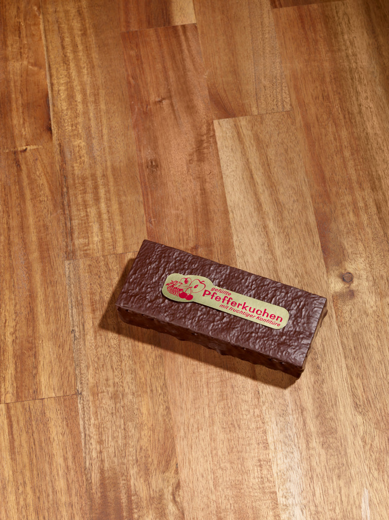 gefüllter Pfefferkuchen mit Konfitüre und Schokoladenüberzug