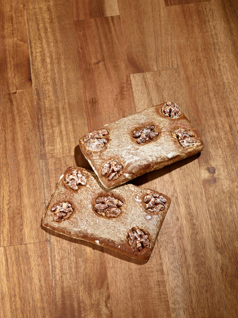belegte Walnußkuchen mit weißer Zuckerglasur
